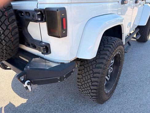 Used 2014 Jeep Wrangler Unlimited Sahara w/ Connectivity Group AWD/4WD image 8