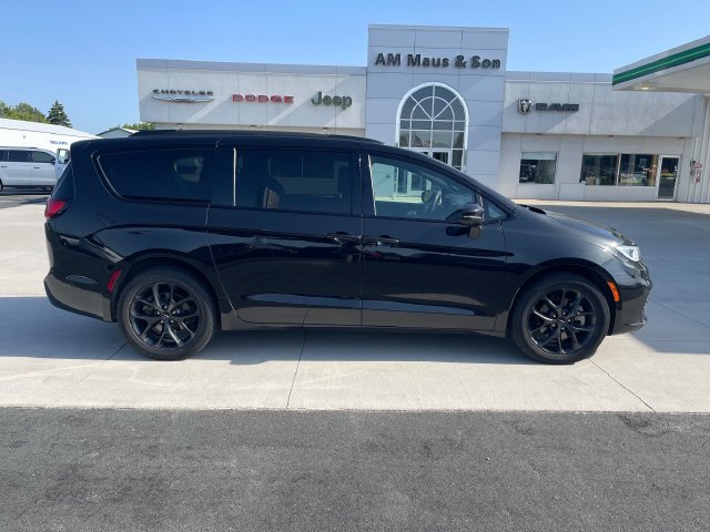 Used 2023 Chrysler Pacifica Touring-L w/ S Appearance Package AWD/4WD image 8