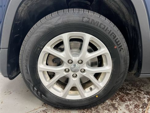Used 2018 Jeep Cherokee Latitude w/ Cold Weather Group AWD/4WD image 26