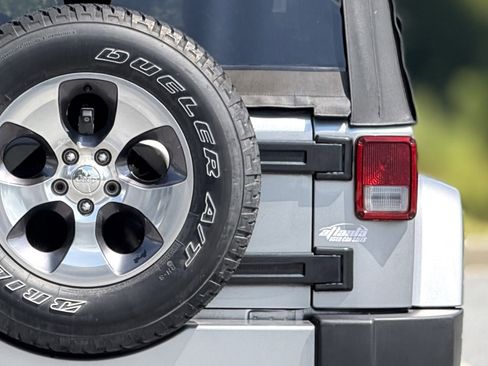 Used 2016 Jeep Wrangler Unlimited Sahara image 14