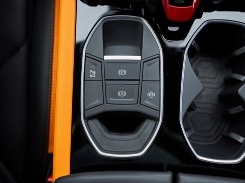 Used 2025 Lamborghini Urus SE image 64