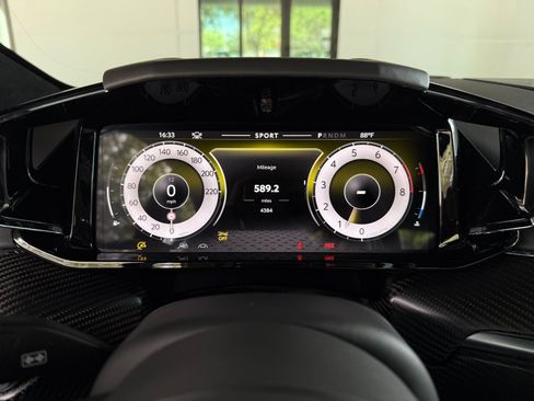 Used 2025 Aston Martin V8 Vantage Coupe RWD image 31
