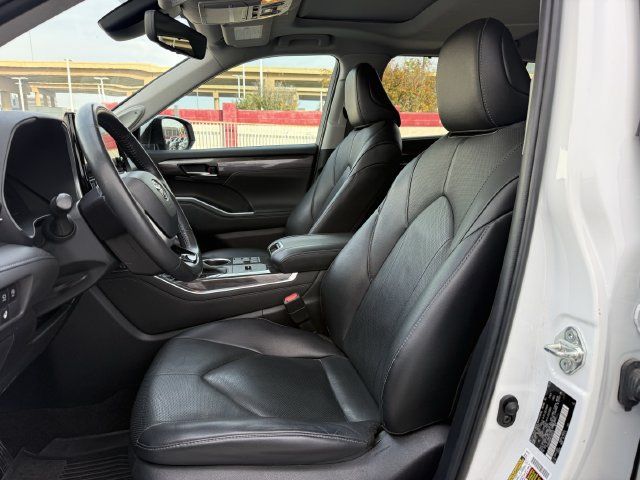 Used 2023 Toyota Highlander Limited FWD image 30
