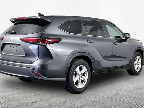 Used 2025 Toyota Highlander LE FWD image 4