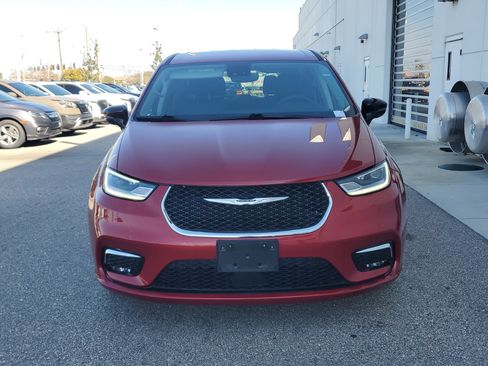 Used 2024 Chrysler Pacifica Touring-L image 2