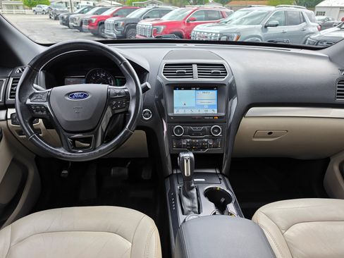 Used 2018 Ford Explorer XLT w/ Equipment Group 202A AWD/4WD image 9