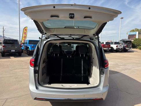 Used 2024 Chrysler Pacifica Touring-L image 49