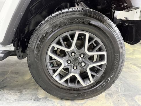 Used 2024 Jeep Wrangler Unlimited Sahara AWD/4WD image 27