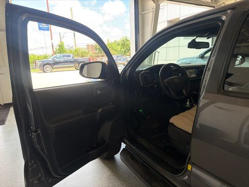 Used 2016 Toyota Tacoma TRD Sport w/ Towing Package AWD/4WD image 5