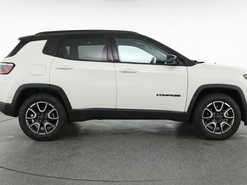 Used 2025 Jeep Compass Trailhawk image 11