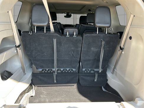 Used 2023 Chrysler Pacifica Limited FWD image 12