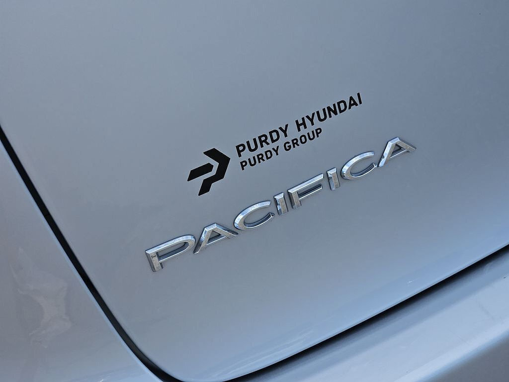 Used 2023 Chrysler Pacifica Touring-L FWD image 7