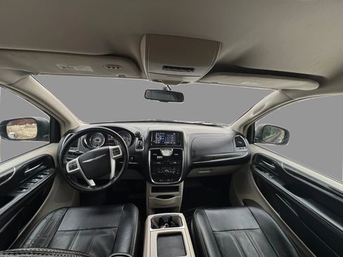 Used 2015 Chrysler Town & Country Touring image 20