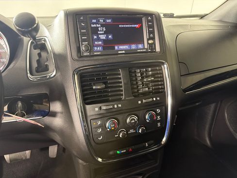 Used 2020 Dodge Grand Caravan SE FWD image 12