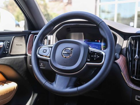 Used 2023 Volvo XC60 T8 Ultimate w/ Climate Package AWD/4WD image 17