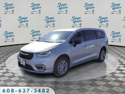New 2026 Chrysler Pacifica Select