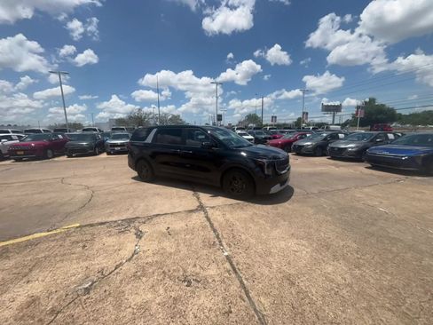 Used 2026 Kia Carnival FWD image 16