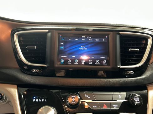 Used 2018 Chrysler Pacifica L image 15