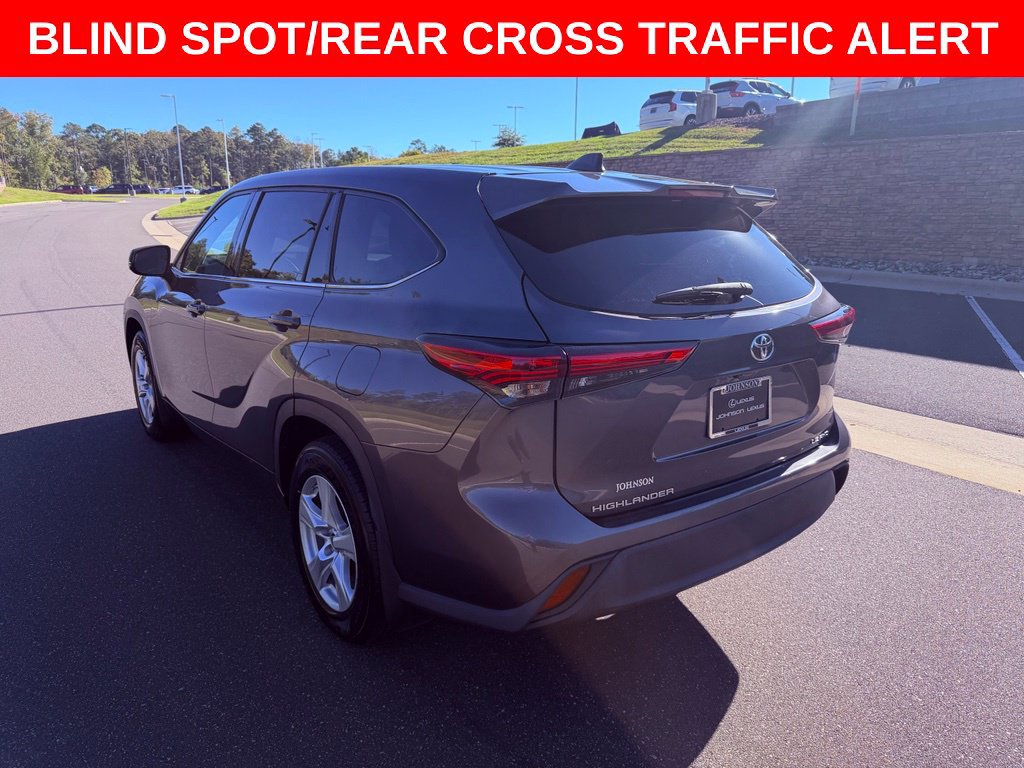Used 2022 Toyota Highlander LE AWD/4WD image 5