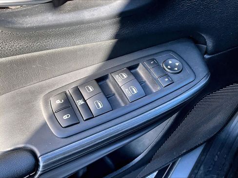 Used 2017 Jeep Cherokee Limited image 36