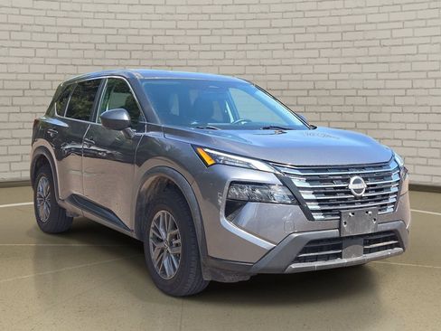 Used 2024 Nissan Rogue S FWD image 3
