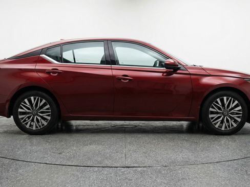 Used 2025 Nissan Altima 2.5 SV image 11