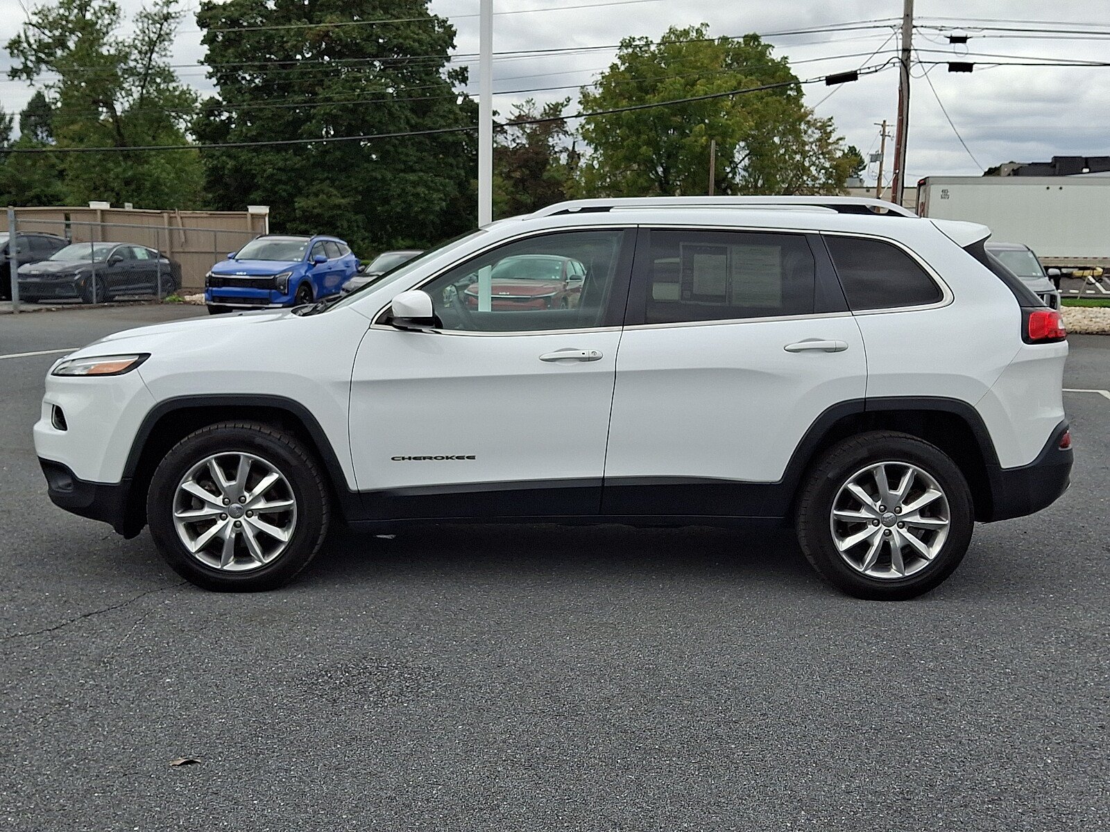 Used 2014 Jeep Cherokee Limited w/ Luxury Group AWD/4WD image 8