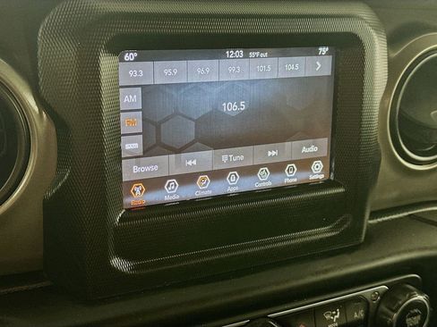 Used 2021 Jeep Gladiator Willys image 17