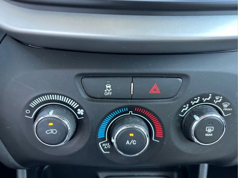 Used 2015 Jeep Cherokee Sport w/ Sport Appearance Group FWD image 29