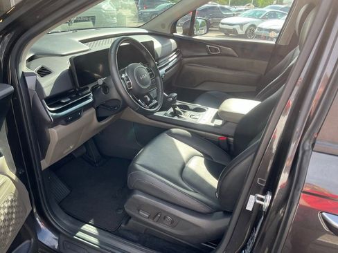 Used 2025 Kia Carnival FWD image 10