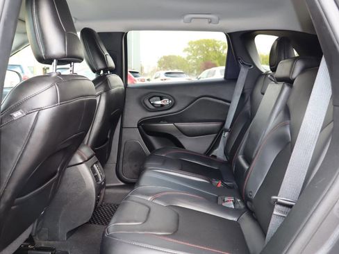Used 2019 Jeep Cherokee Trailhawk w/ Cold Weather Group AWD/4WD image 6