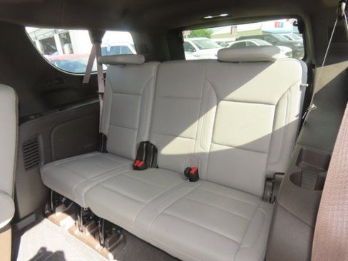 Used 2021 Chevrolet Suburban LT w/ LT Signature Package RWD image 19