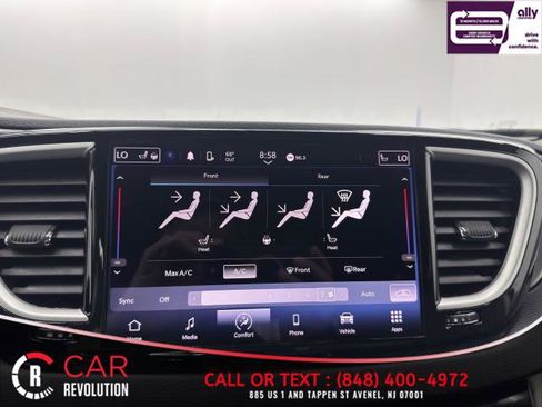 Used 2023 Chrysler Pacifica Touring-L FWD image 28