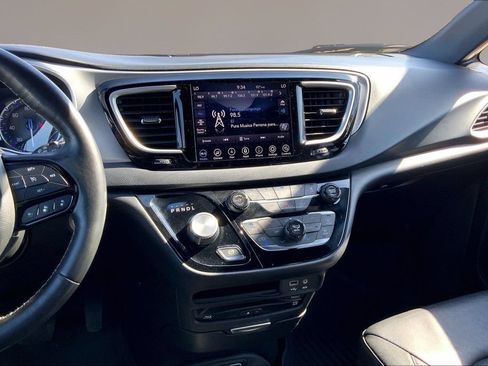 Used 2020 Chrysler Pacifica Touring-L Plus FWD image 6