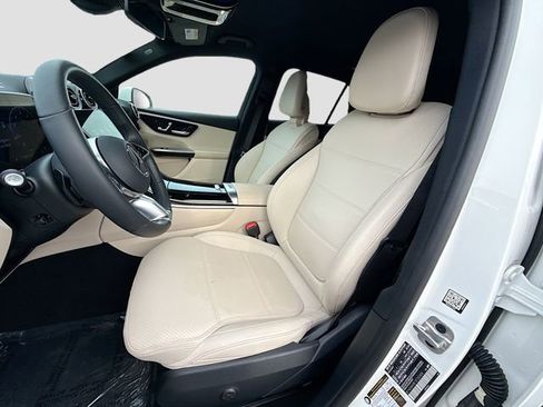 Used 2025 Mercedes-Benz GLC 300 4MATIC image 27