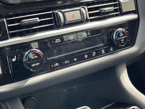 New 2025 Nissan Pathfinder SV w/ SV Premium Package image 29