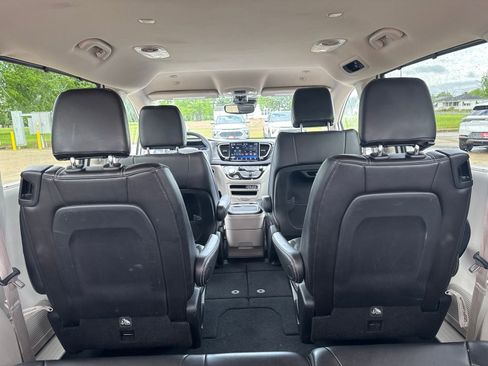 Used 2023 Chrysler Pacifica Touring-L FWD image 28