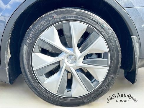 Used 2022 Tesla Model Y Long Range image 39