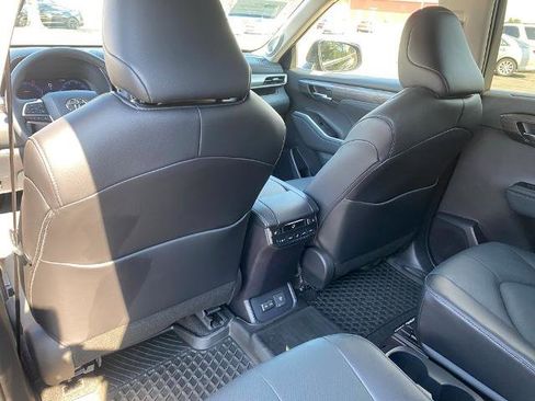 Used 2024 Toyota Highlander Platinum image 31