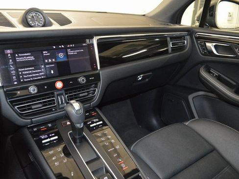Used 2025 Porsche Macan image 26