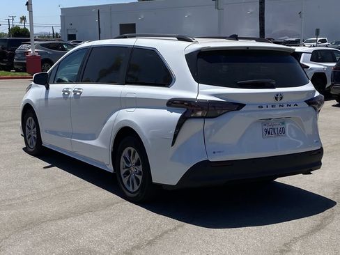 Certified 2026 Toyota Sienna XLE FWD image 4