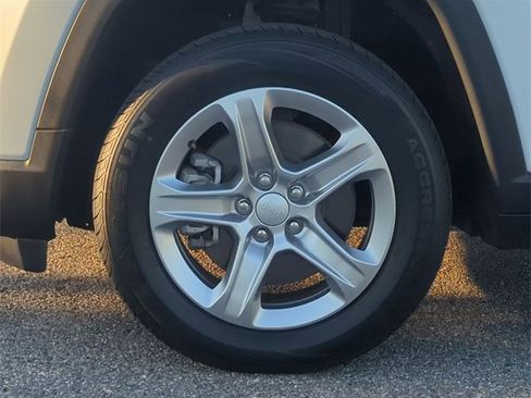 Certified 2024 Jeep Compass Latitude image 10