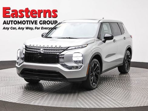 Used 2022 Mitsubishi Outlander SE image 1