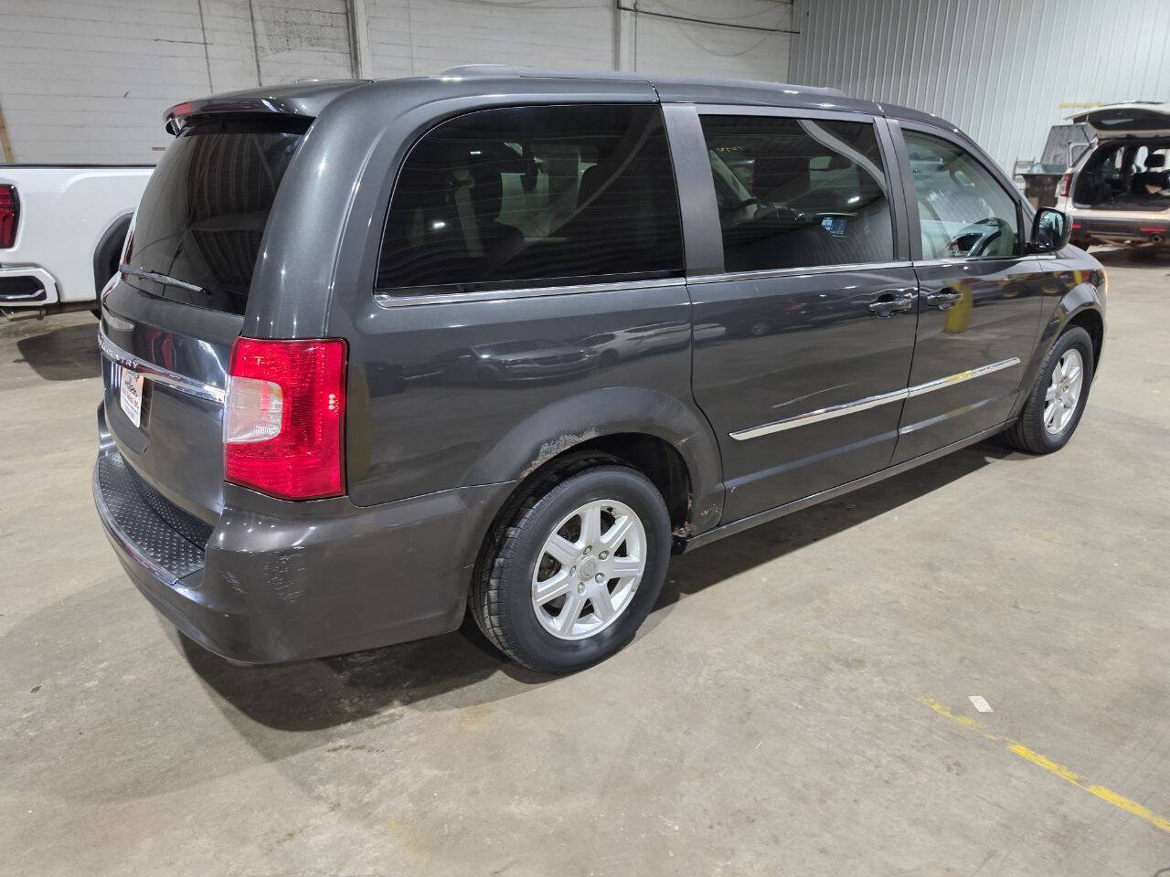 Used 2011 Chrysler Town & Country Touring FWD image 12