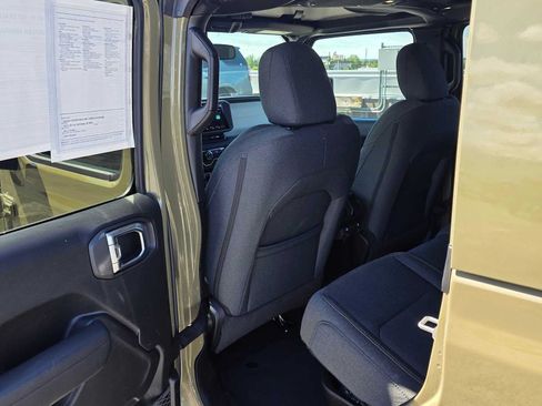 Used 2025 Jeep Gladiator Mojave AWD/4WD image 15