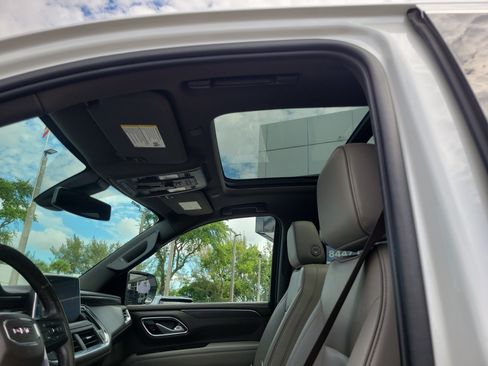 Used 2022 GMC Yukon SLT w/ SLT Premium Package AWD/4WD image 11