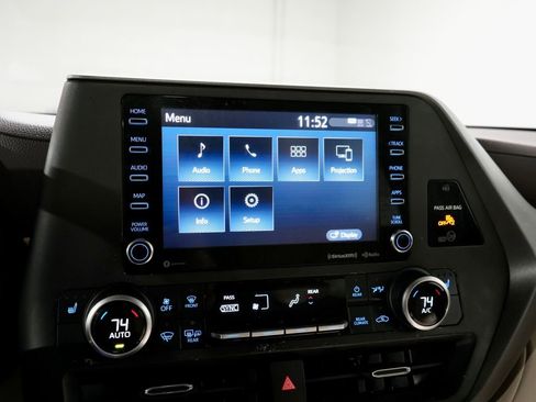 Used 2021 Toyota Highlander XLE image 19