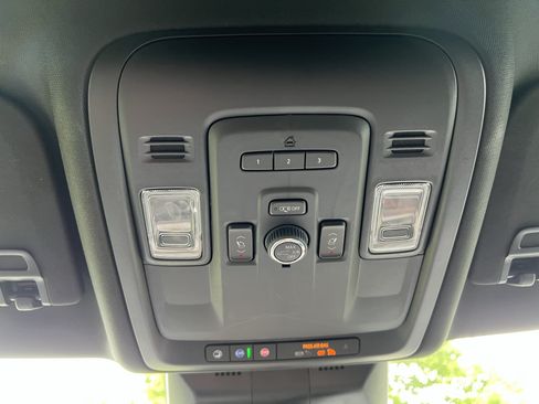 Used 2022 Cadillac Escalade Luxury w/ LPO, Illumination Package AWD/4WD image 29