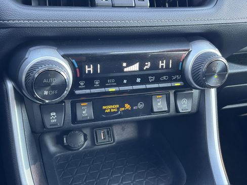 Used 2021 Toyota RAV4 XLE Premium image 7