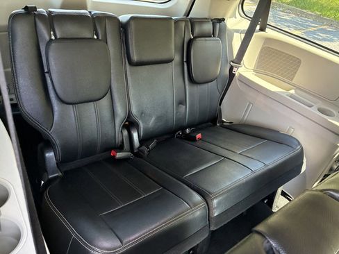Used 2016 Chrysler Town & Country Touring FWD image 16